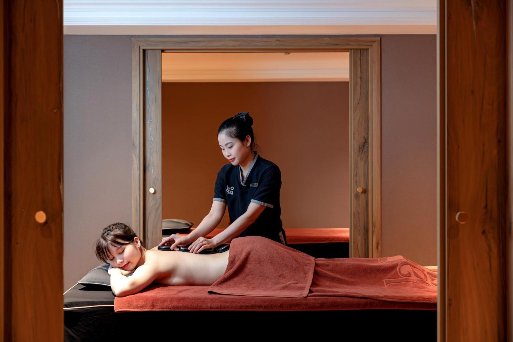 La Siesta Classic Hang Thung ハノイ市 エクステリア 写真 A woman receiving a massage