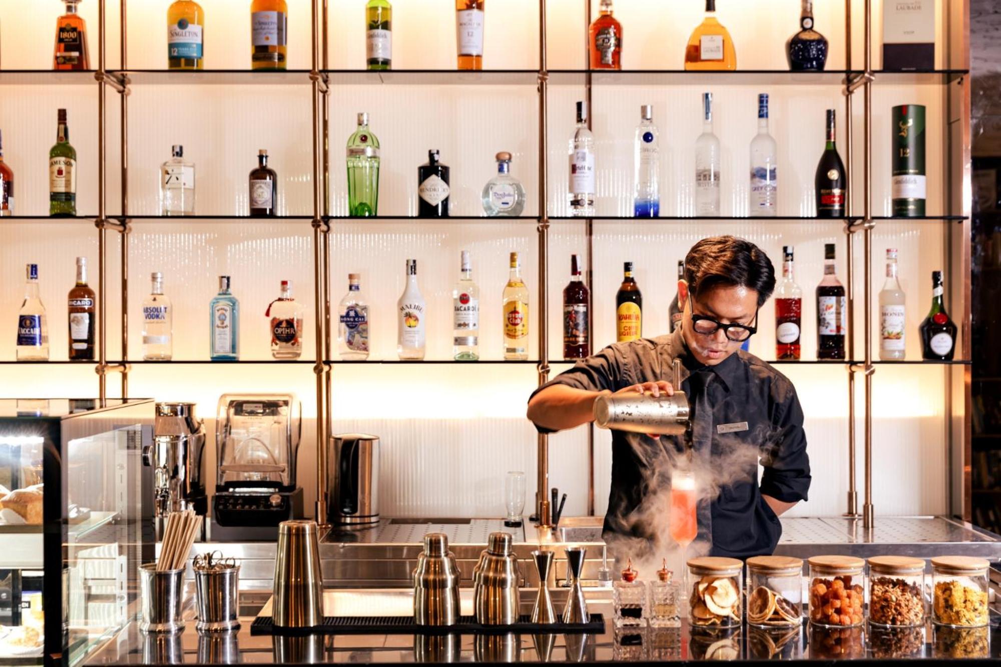 La Siesta Classic Hang Thung ハノイ市 エクステリア 写真 A bartender at work