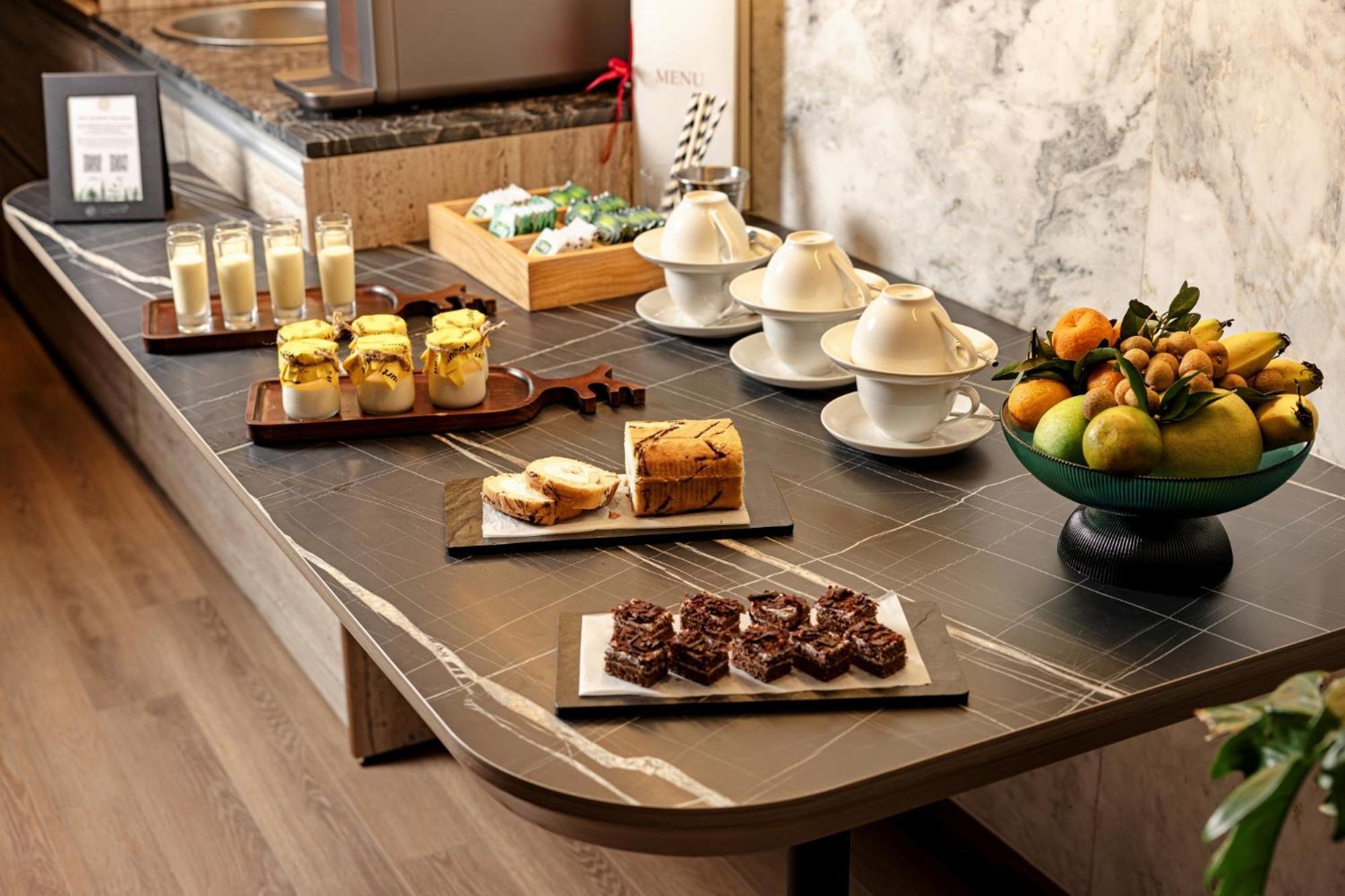 La Siesta Classic Hang Thung ハノイ市 エクステリア 写真 A buffet with a selection of desserts
